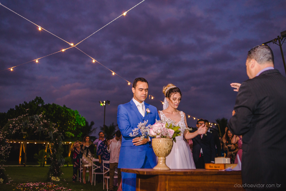 Lindo casamento realizado na chácara flora ao ar livre e no fim de tarde por fotógrafos de casamento vila velha fotógrafos de casamento vitória esp santo es com noivo noiva e fotos externas pos wedding em Pedra Azul nas cerejeiras da pousada Monte Verde