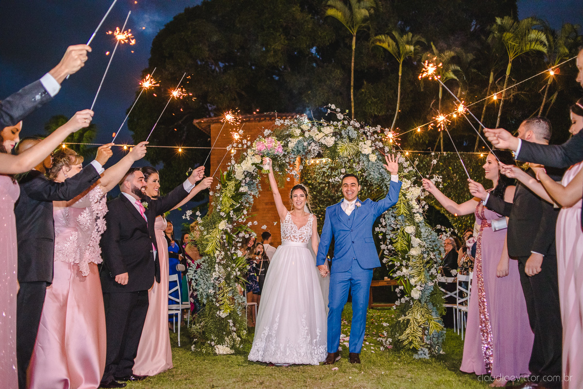 Lindo casamento realizado na chácara flora ao ar livre e no fim de tarde por fotógrafos de casamento vila velha fotógrafos de casamento vitória esp santo es com noivo noiva e fotos externas pos wedding em Pedra Azul nas cerejeiras da pousada Monte Verde