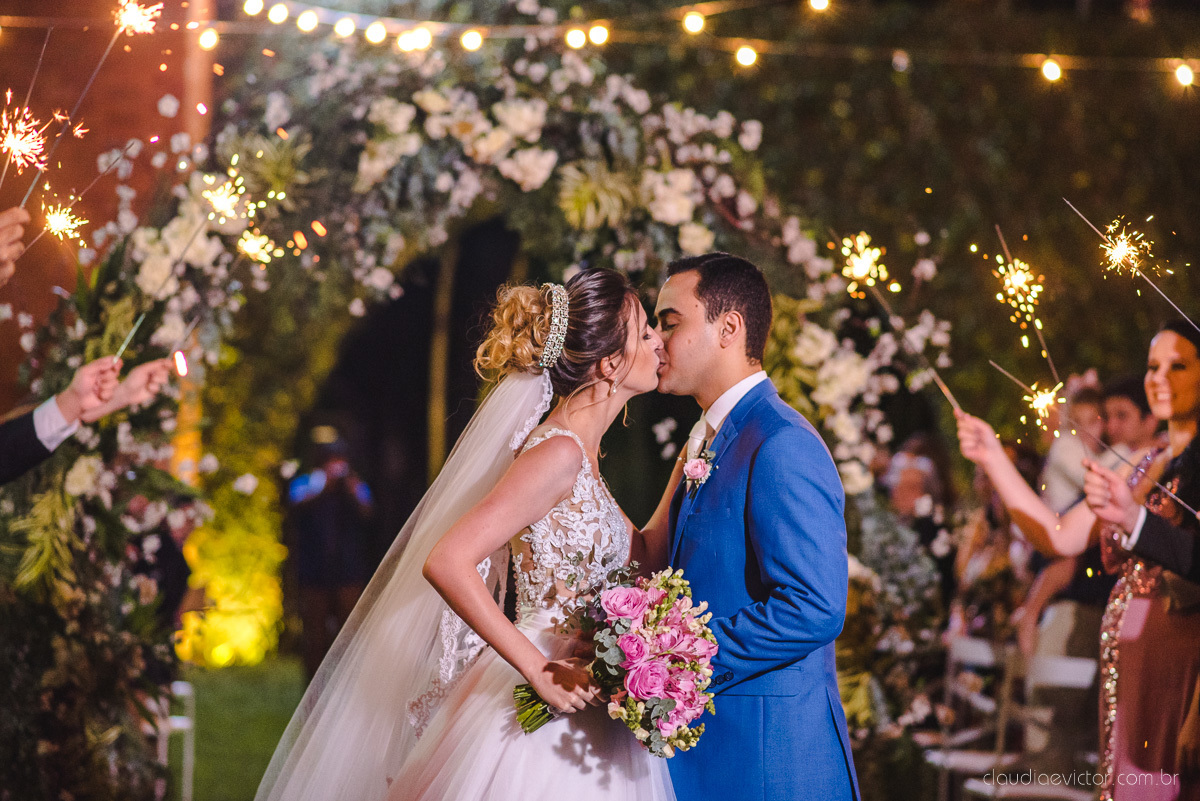 Lindo casamento realizado na chácara flora ao ar livre e no fim de tarde por fotógrafos de casamento vila velha fotógrafos de casamento vitória esp santo es com noivo noiva e fotos externas pos wedding em Pedra Azul nas cerejeiras da pousada Monte Verde