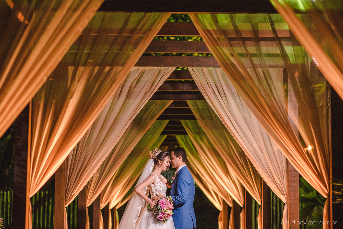 Lindo casamento realizado na chácara flora ao ar livre e no fim de tarde por fotógrafos de casamento vila velha fotógrafos de casamento vitória esp santo es com noivo noiva e fotos externas pos wedding em Pedra Azul nas cerejeiras da pousada Monte Verde