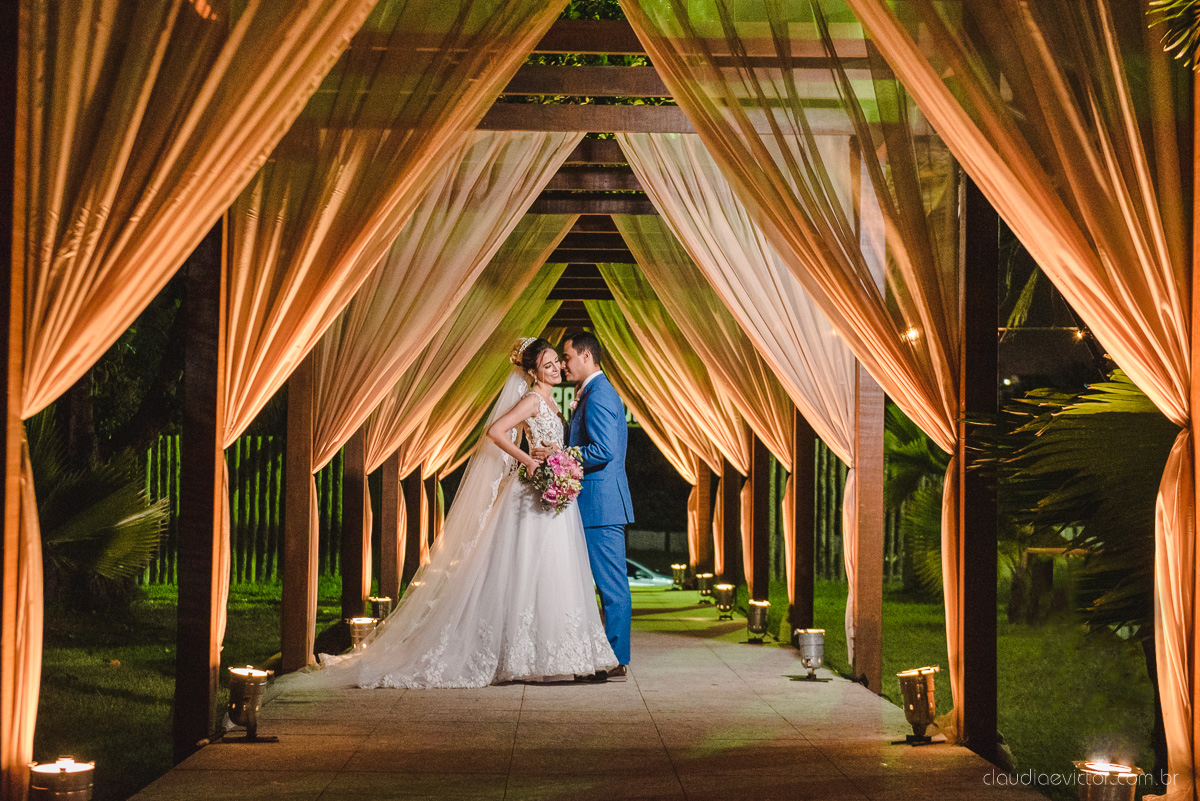 Lindo casamento realizado na chácara flora ao ar livre e no fim de tarde por fotógrafos de casamento vila velha fotógrafos de casamento vitória esp santo es com noivo noiva e fotos externas pos wedding em Pedra Azul nas cerejeiras da pousada Monte Verde