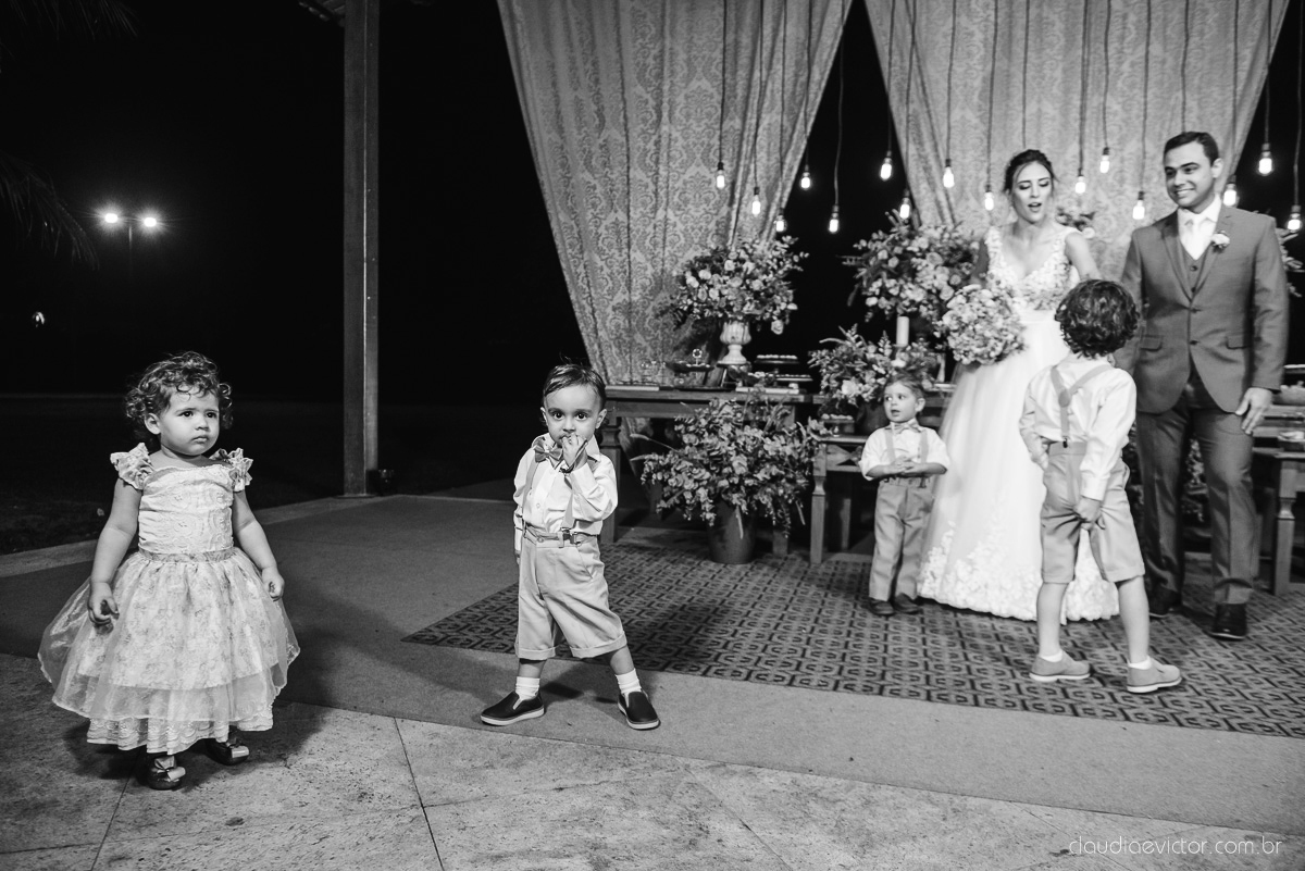 Lindo casamento realizado na chácara flora ao ar livre e no fim de tarde por fotógrafos de casamento vila velha fotógrafos de casamento vitória esp santo es com noivo noiva e fotos externas pos wedding em Pedra Azul nas cerejeiras da pousada Monte Verde