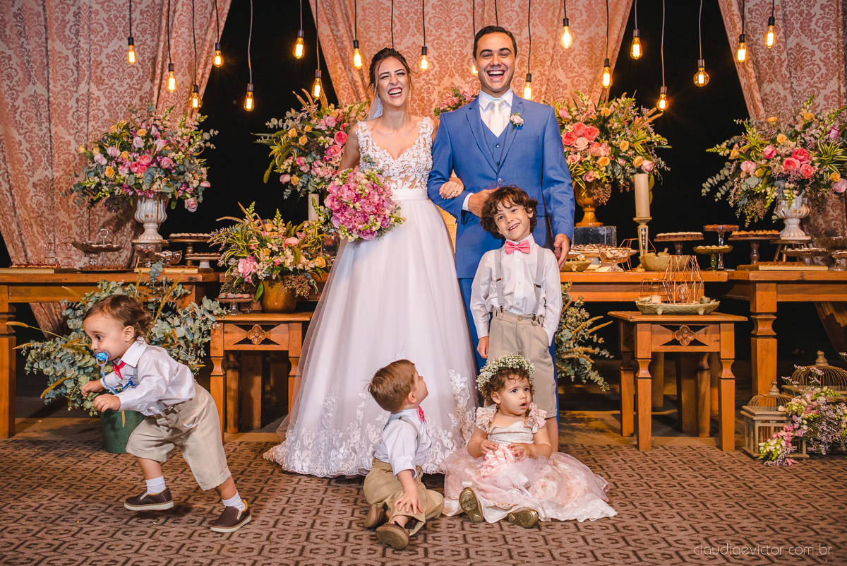 Lindo casamento realizado na chácara flora ao ar livre e no fim de tarde por fotógrafos de casamento vila velha fotógrafos de casamento vitória esp santo es com noivo noiva e fotos externas pos wedding em Pedra Azul nas cerejeiras da pousada Monte Verde