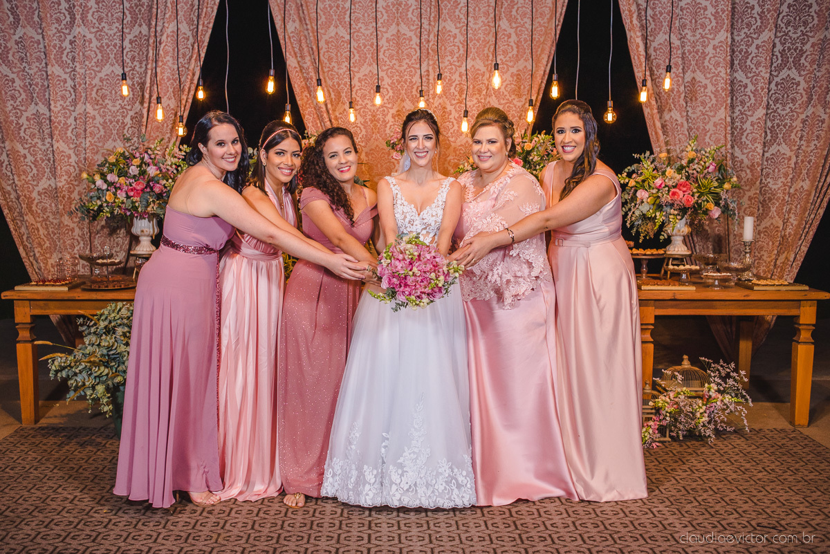Lindo casamento realizado na chácara flora ao ar livre e no fim de tarde por fotógrafos de casamento vila velha fotógrafos de casamento vitória esp santo es com noivo noiva e fotos externas pos wedding em Pedra Azul nas cerejeiras da pousada Monte Verde