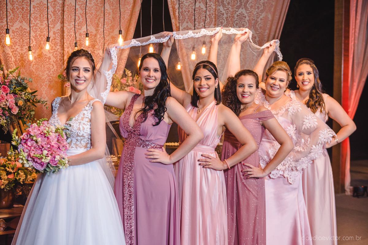 Lindo casamento realizado na chácara flora ao ar livre e no fim de tarde por fotógrafos de casamento vila velha fotógrafos de casamento vitória esp santo es com noivo noiva e fotos externas pos wedding em Pedra Azul nas cerejeiras da pousada Monte Verde