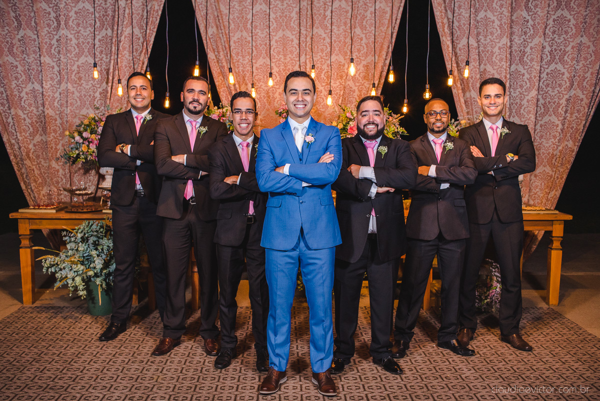 Lindo casamento realizado na chácara flora ao ar livre e no fim de tarde por fotógrafos de casamento vila velha fotógrafos de casamento vitória esp santo es com noivo noiva e fotos externas pos wedding em Pedra Azul nas cerejeiras da pousada Monte Verde