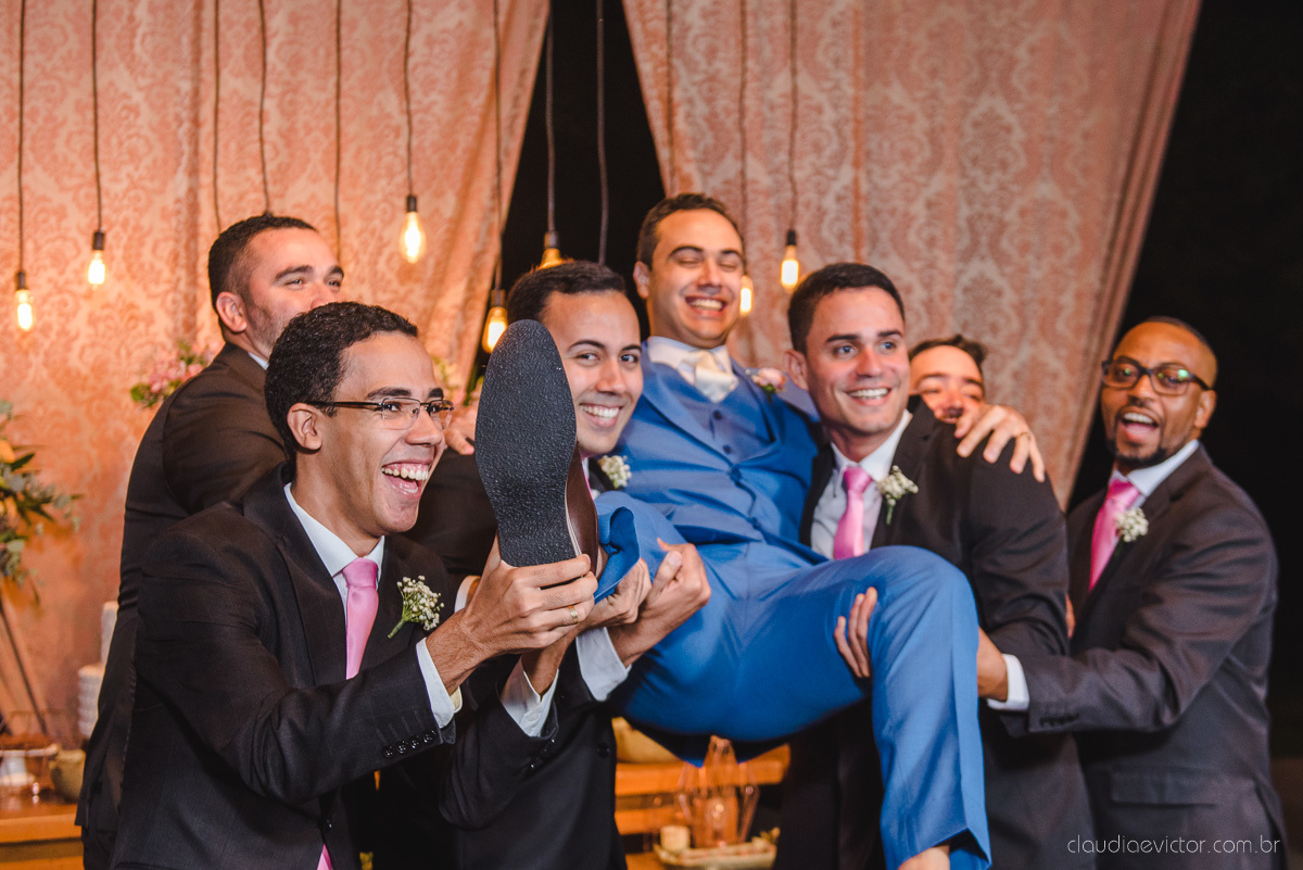 Lindo casamento realizado na chácara flora ao ar livre e no fim de tarde por fotógrafos de casamento vila velha fotógrafos de casamento vitória esp santo es com noivo noiva e fotos externas pos wedding em Pedra Azul nas cerejeiras da pousada Monte Verde