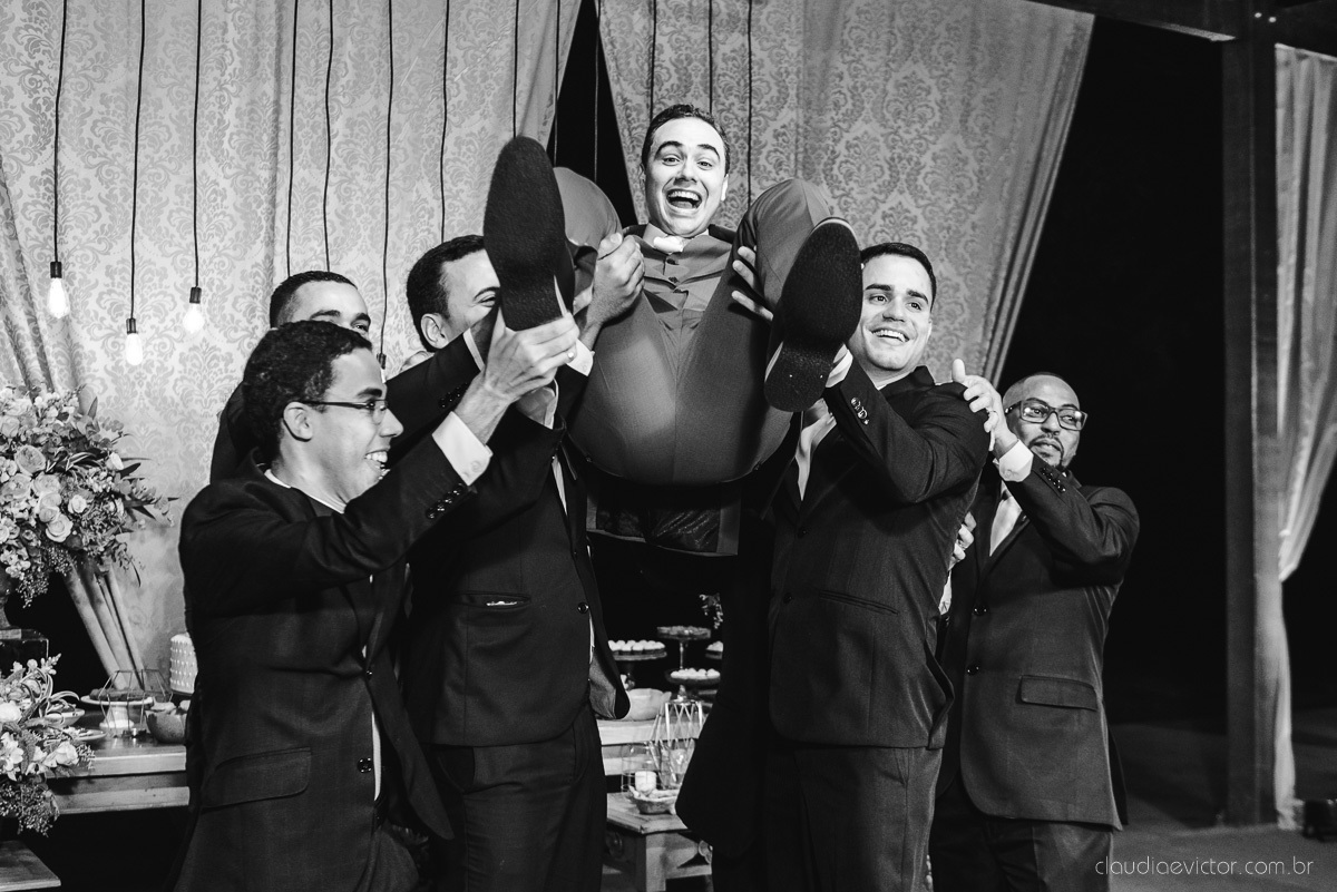 Lindo casamento realizado na chácara flora ao ar livre e no fim de tarde por fotógrafos de casamento vila velha fotógrafos de casamento vitória esp santo es com noivo noiva e fotos externas pos wedding em Pedra Azul nas cerejeiras da pousada Monte Verde