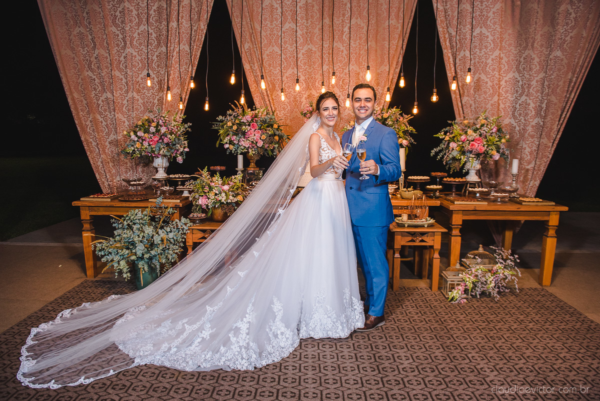 Lindo casamento realizado na chácara flora ao ar livre e no fim de tarde por fotógrafos de casamento vila velha fotógrafos de casamento vitória esp santo es com noivo noiva e fotos externas pos wedding em Pedra Azul nas cerejeiras da pousada Monte Verde