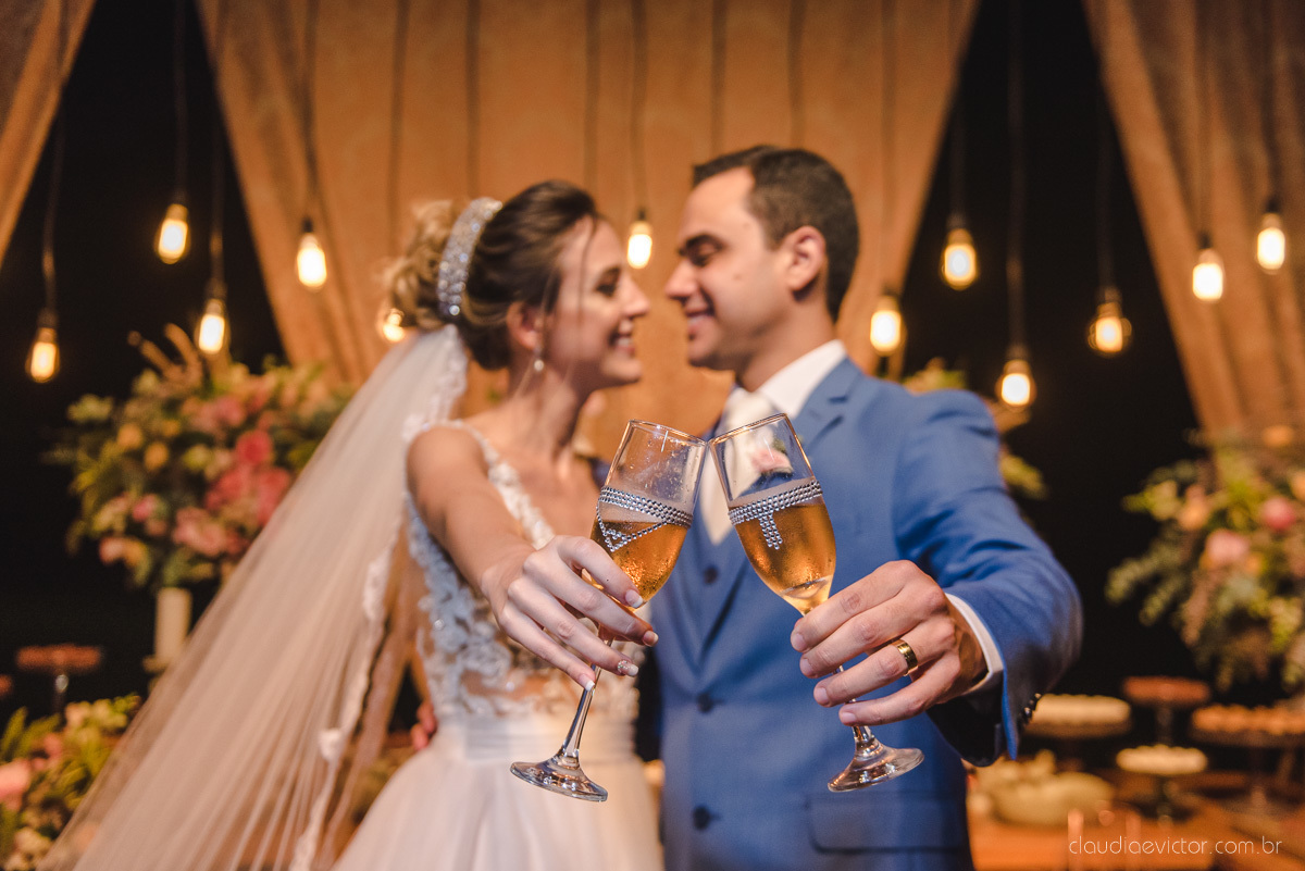 Lindo casamento realizado na chácara flora ao ar livre e no fim de tarde por fotógrafos de casamento vila velha fotógrafos de casamento vitória esp santo es com noivo noiva e fotos externas pos wedding em Pedra Azul nas cerejeiras da pousada Monte Verde