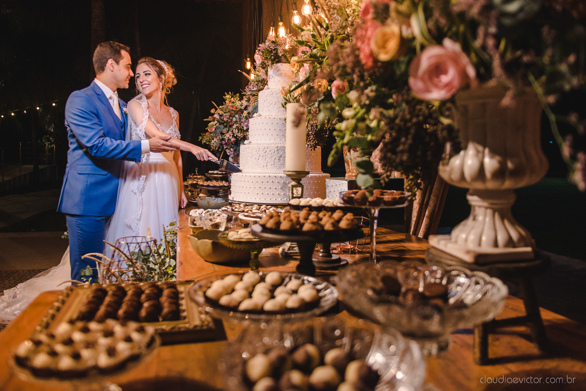 Lindo casamento realizado na chácara flora ao ar livre e no fim de tarde por fotógrafos de casamento vila velha fotógrafos de casamento vitória esp santo es com noivo noiva e fotos externas pos wedding em Pedra Azul nas cerejeiras da pousada Monte Verde