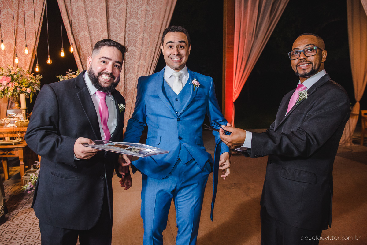 Lindo casamento realizado na chácara flora ao ar livre e no fim de tarde por fotógrafos de casamento vila velha fotógrafos de casamento vitória esp santo es com noivo noiva e fotos externas pos wedding em Pedra Azul nas cerejeiras da pousada Monte Verde