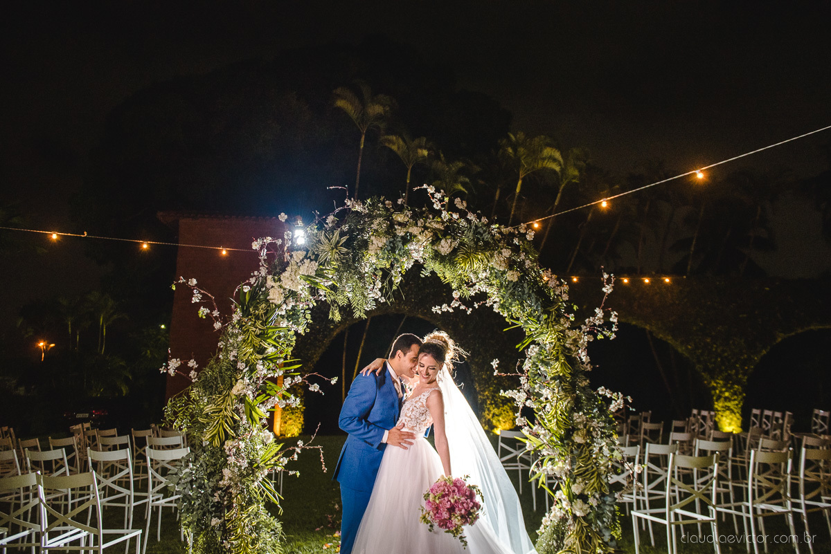 Lindo casamento realizado na chácara flora ao ar livre e no fim de tarde por fotógrafos de casamento vila velha fotógrafos de casamento vitória esp santo es com noivo noiva e fotos externas pos wedding em Pedra Azul nas cerejeiras da pousada Monte Verde