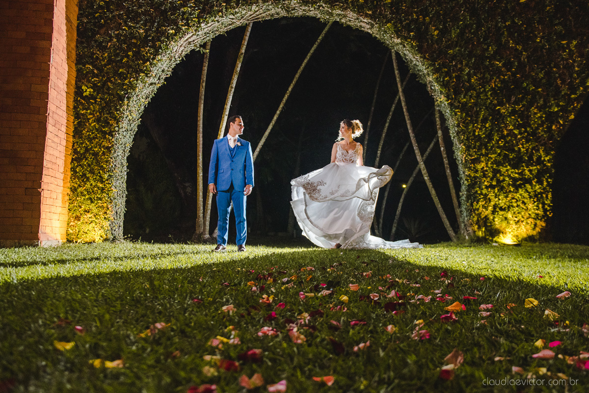 Lindo casamento realizado na chácara flora ao ar livre e no fim de tarde por fotógrafos de casamento vila velha fotógrafos de casamento vitória esp santo es com noivo noiva e fotos externas pos wedding em Pedra Azul nas cerejeiras da pousada Monte Verde