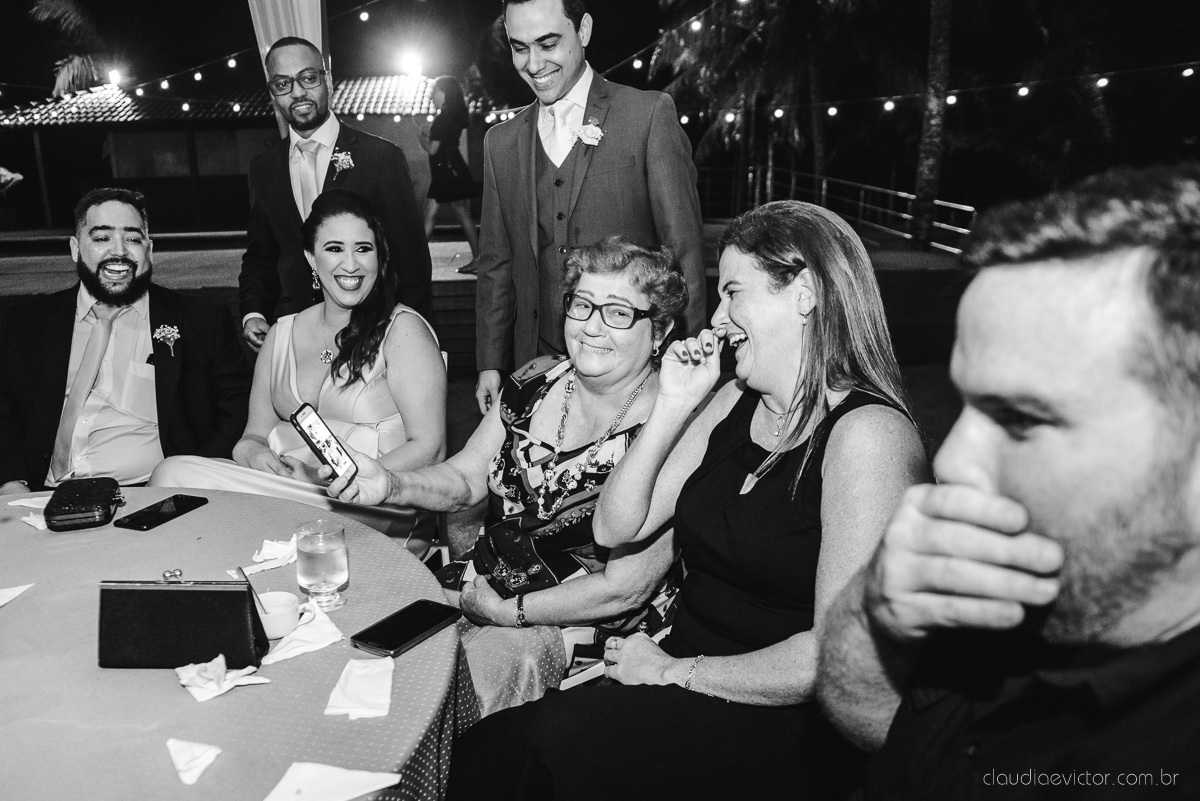 Lindo casamento realizado na chácara flora ao ar livre e no fim de tarde por fotógrafos de casamento vila velha fotógrafos de casamento vitória esp santo es com noivo noiva e fotos externas pos wedding em Pedra Azul nas cerejeiras da pousada Monte Verde