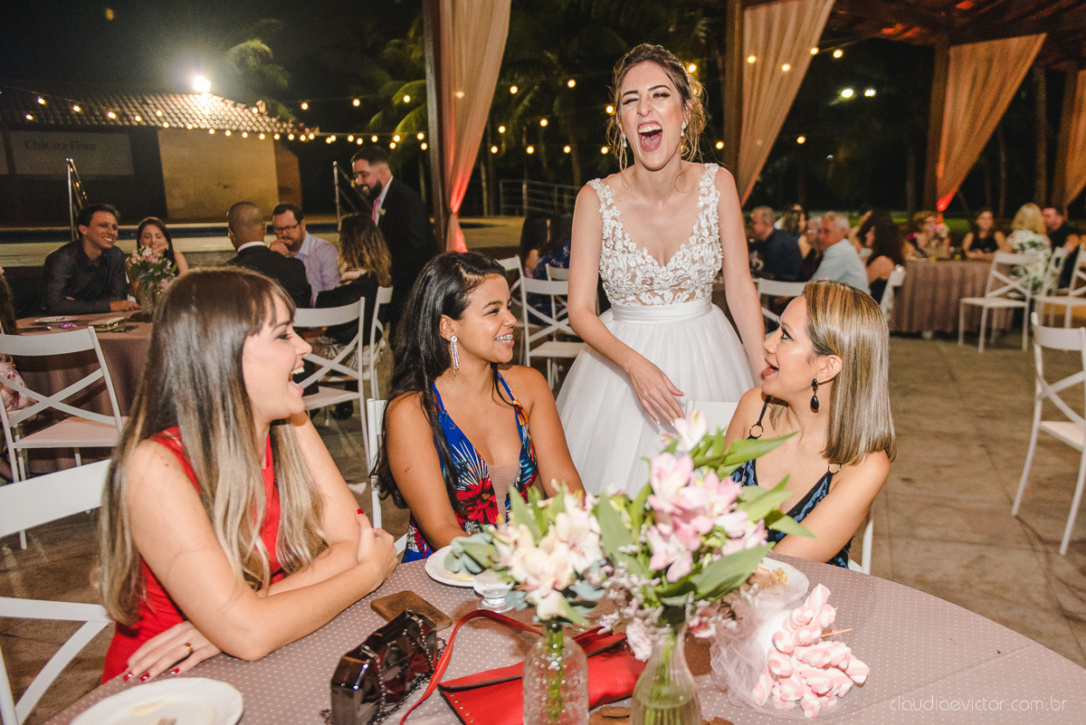 Lindo casamento realizado na chácara flora ao ar livre e no fim de tarde por fotógrafos de casamento vila velha fotógrafos de casamento vitória esp santo es com noivo noiva e fotos externas pos wedding em Pedra Azul nas cerejeiras da pousada Monte Verde