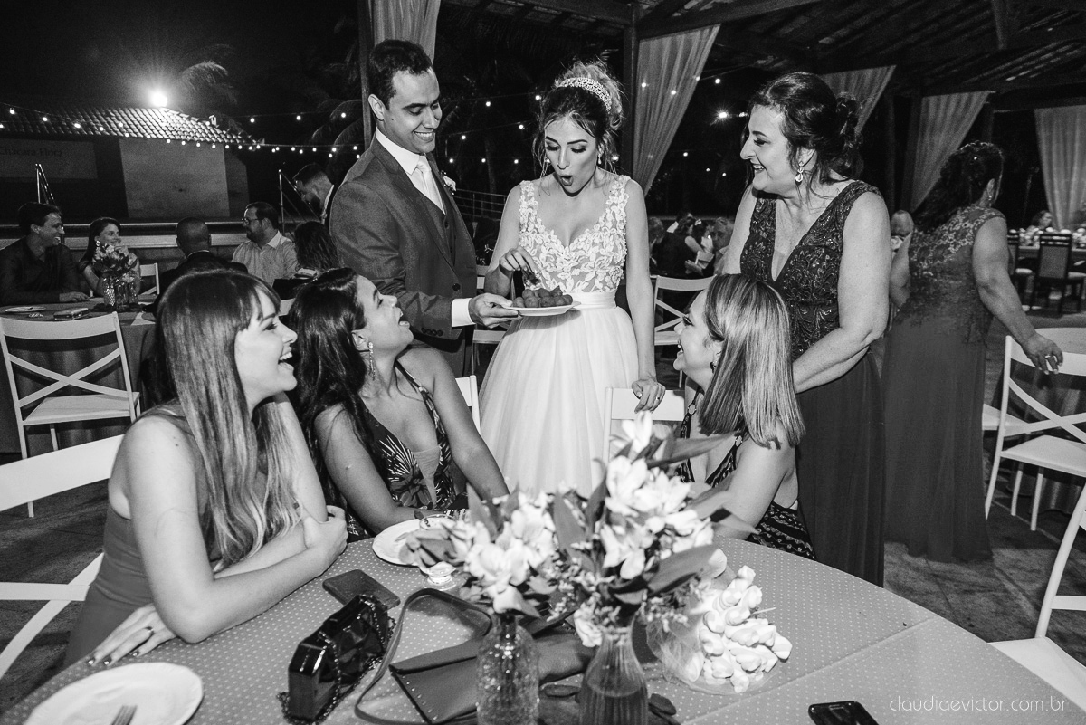 Lindo casamento realizado na chácara flora ao ar livre e no fim de tarde por fotógrafos de casamento vila velha fotógrafos de casamento vitória esp santo es com noivo noiva e fotos externas pos wedding em Pedra Azul nas cerejeiras da pousada Monte Verde
