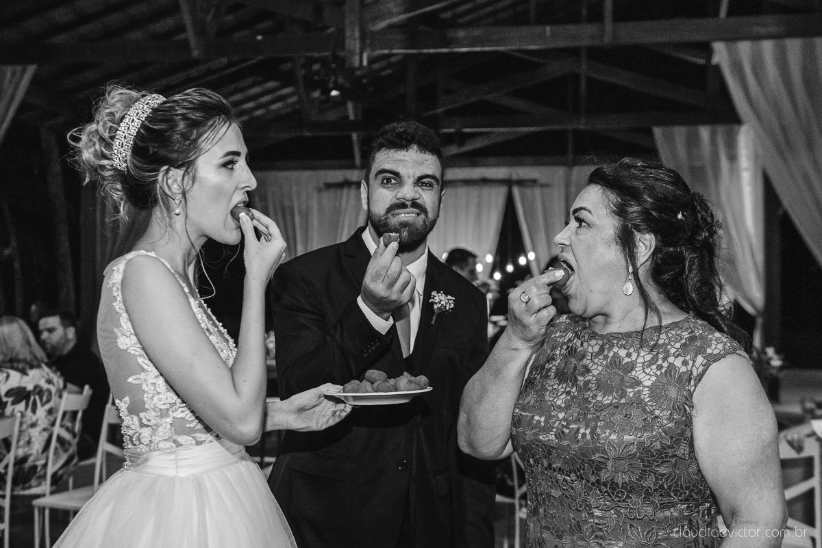 Lindo casamento realizado na chácara flora ao ar livre e no fim de tarde por fotógrafos de casamento vila velha fotógrafos de casamento vitória esp santo es com noivo noiva e fotos externas pos wedding em Pedra Azul nas cerejeiras da pousada Monte Verde