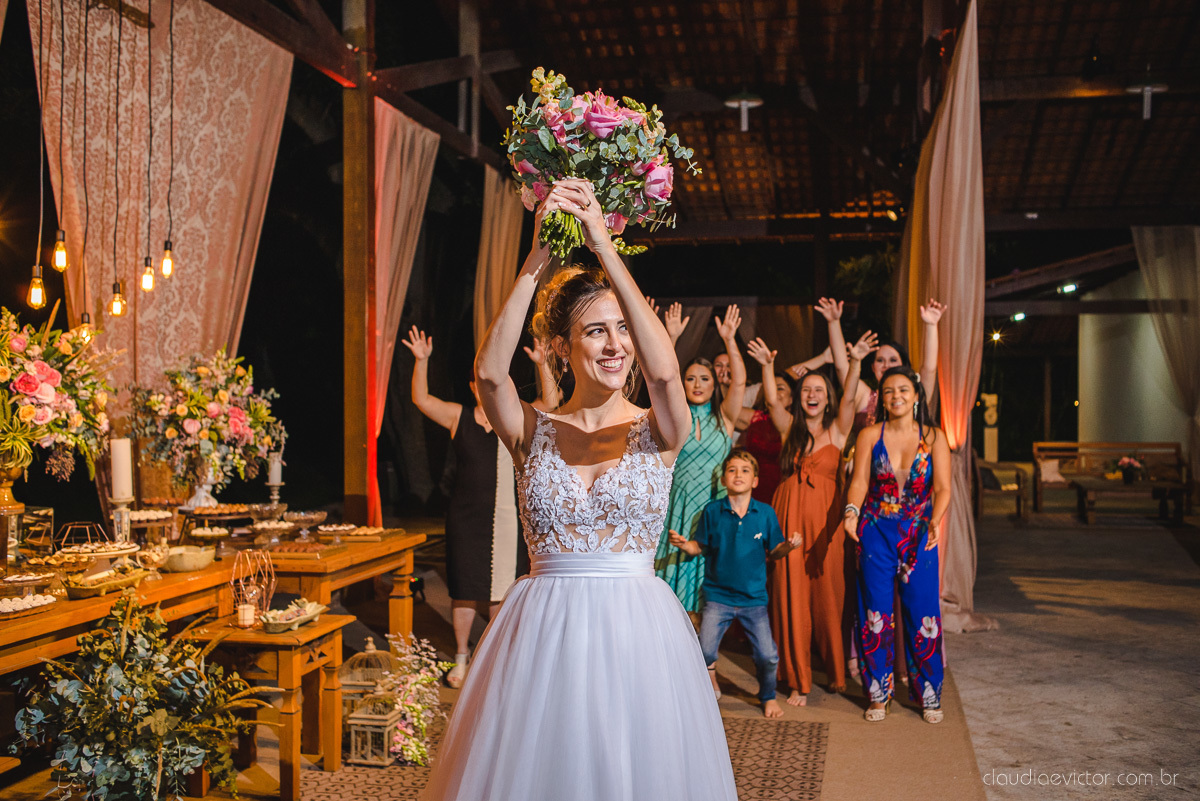 Lindo casamento realizado na chácara flora ao ar livre e no fim de tarde por fotógrafos de casamento vila velha fotógrafos de casamento vitória esp santo es com noivo noiva e fotos externas pos wedding em Pedra Azul nas cerejeiras da pousada Monte Verde