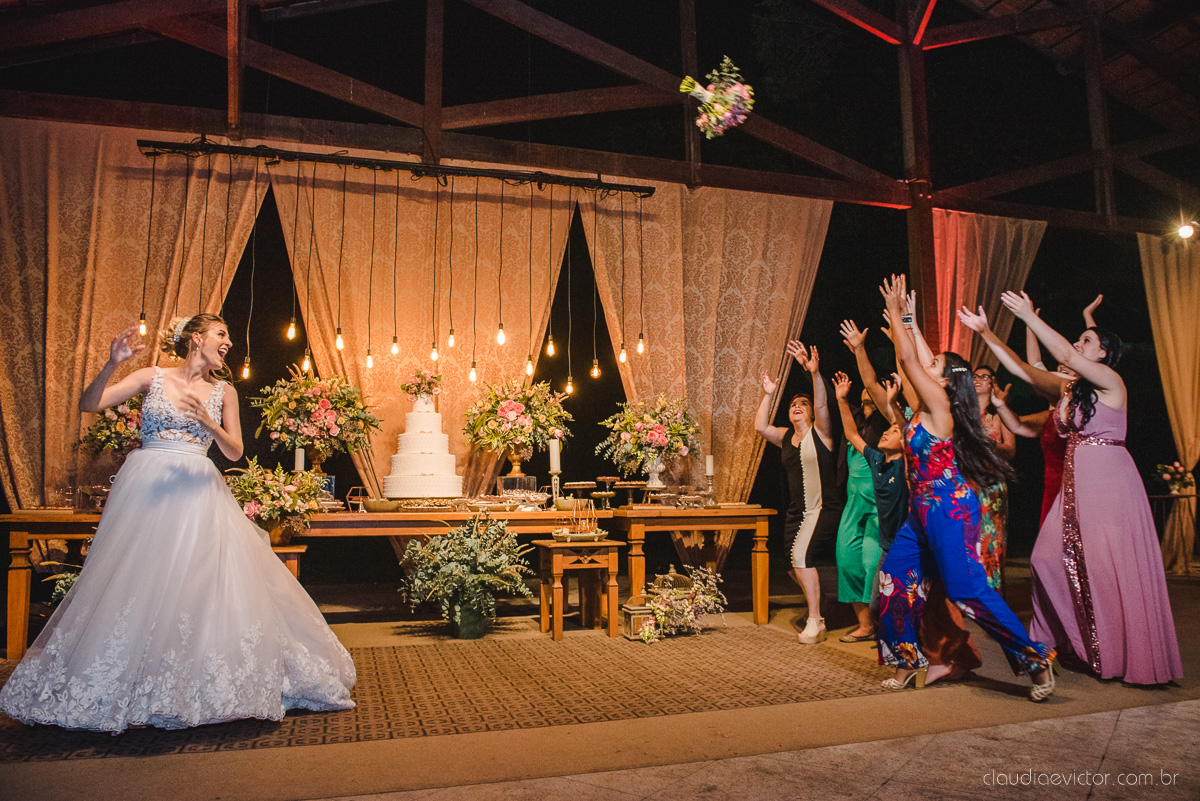 Lindo casamento realizado na chácara flora ao ar livre e no fim de tarde por fotógrafos de casamento vila velha fotógrafos de casamento vitória esp santo es com noivo noiva e fotos externas pos wedding em Pedra Azul nas cerejeiras da pousada Monte Verde