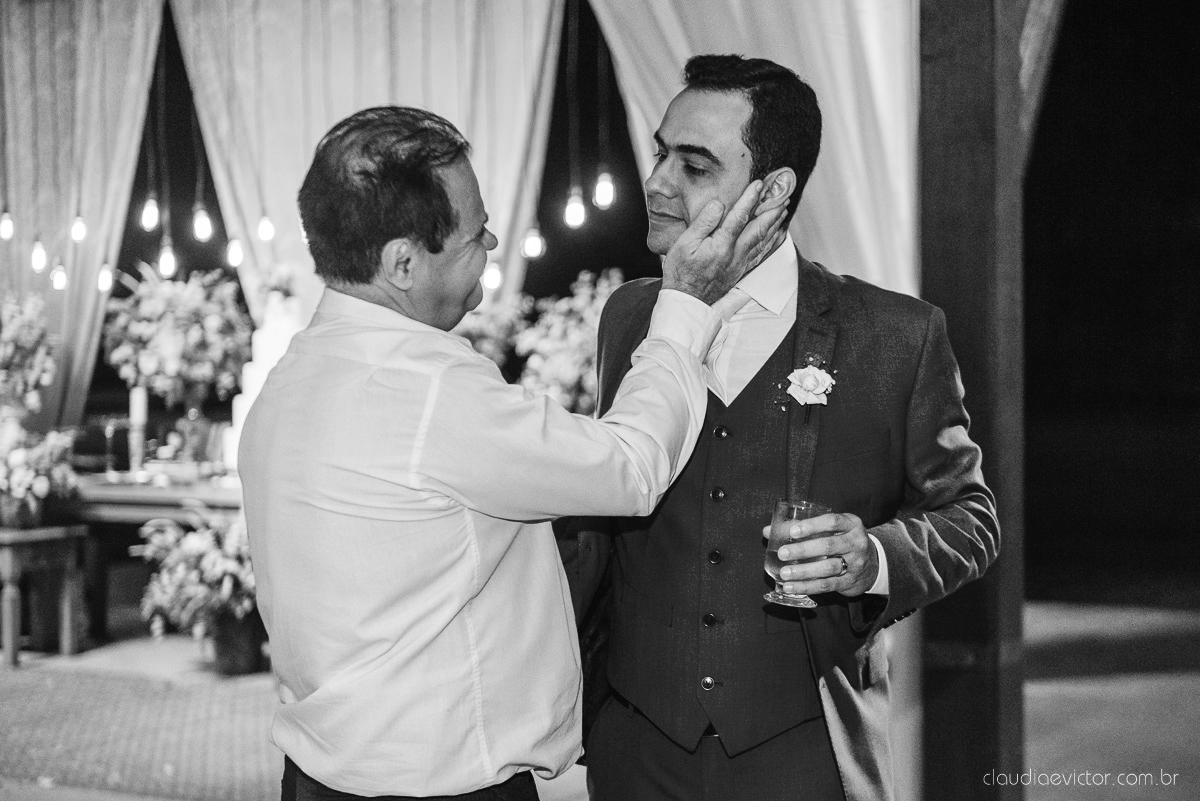 Lindo casamento realizado na chácara flora ao ar livre e no fim de tarde por fotógrafos de casamento vila velha fotógrafos de casamento vitória esp santo es com noivo noiva e fotos externas pos wedding em Pedra Azul nas cerejeiras da pousada Monte Verde