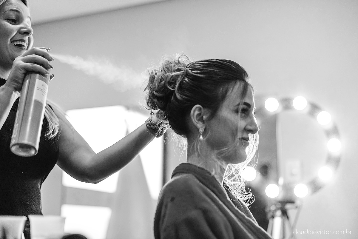 Lindo casamento realizado na chácara flora ao ar livre e no fim de tarde por fotógrafos de casamento vila velha fotógrafos de casamento vitória esp santo es com noivo noiva e fotos externas pos wedding em Pedra Azul nas cerejeiras da pousada Monte Verde