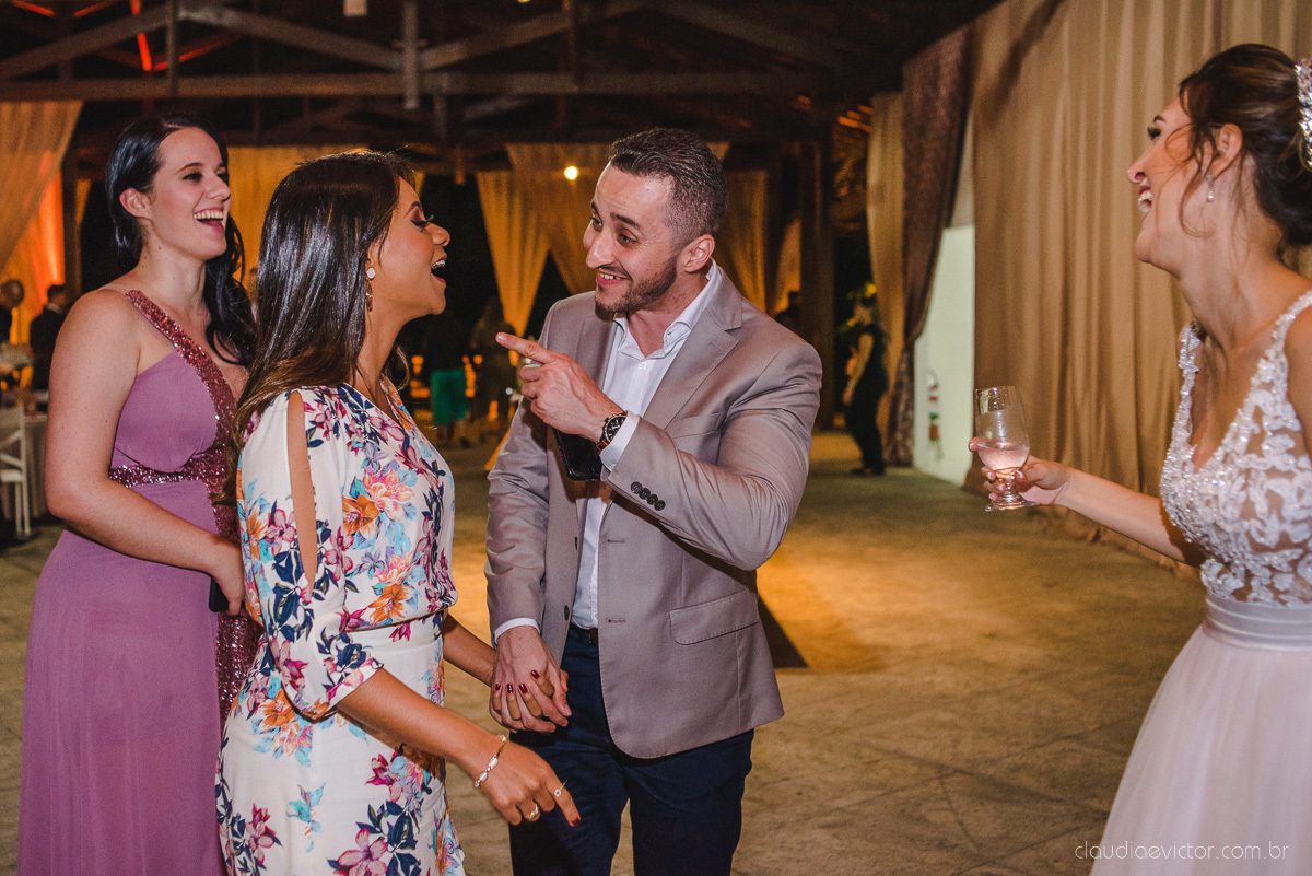 Lindo casamento realizado na chácara flora ao ar livre e no fim de tarde por fotógrafos de casamento vila velha fotógrafos de casamento vitória esp santo es com noivo noiva e fotos externas pos wedding em Pedra Azul nas cerejeiras da pousada Monte Verde