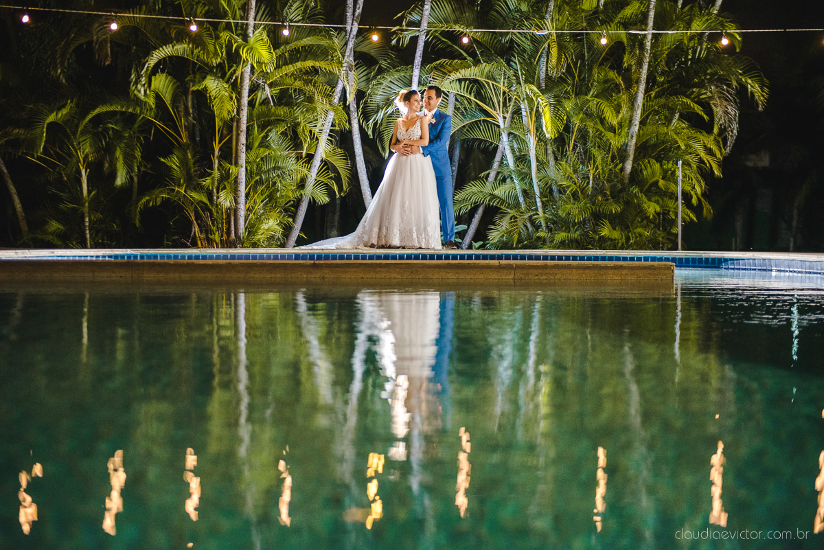 Lindo casamento realizado na chácara flora ao ar livre e no fim de tarde por fotógrafos de casamento vila velha fotógrafos de casamento vitória esp santo es com noivo noiva e fotos externas pos wedding em Pedra Azul nas cerejeiras da pousada Monte Verde