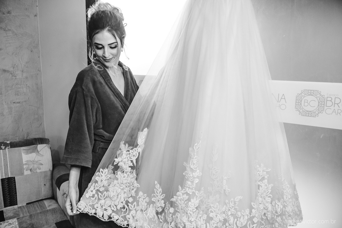 Lindo casamento realizado na chácara flora ao ar livre e no fim de tarde por fotógrafos de casamento vila velha fotógrafos de casamento vitória esp santo es com noivo noiva e fotos externas pos wedding em Pedra Azul nas cerejeiras da pousada Monte Verde