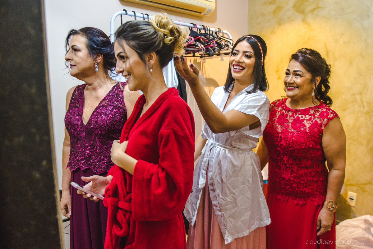 Lindo casamento realizado na chácara flora ao ar livre e no fim de tarde por fotógrafos de casamento vila velha fotógrafos de casamento vitória esp santo es com noivo noiva e fotos externas pos wedding em Pedra Azul nas cerejeiras da pousada Monte Verde