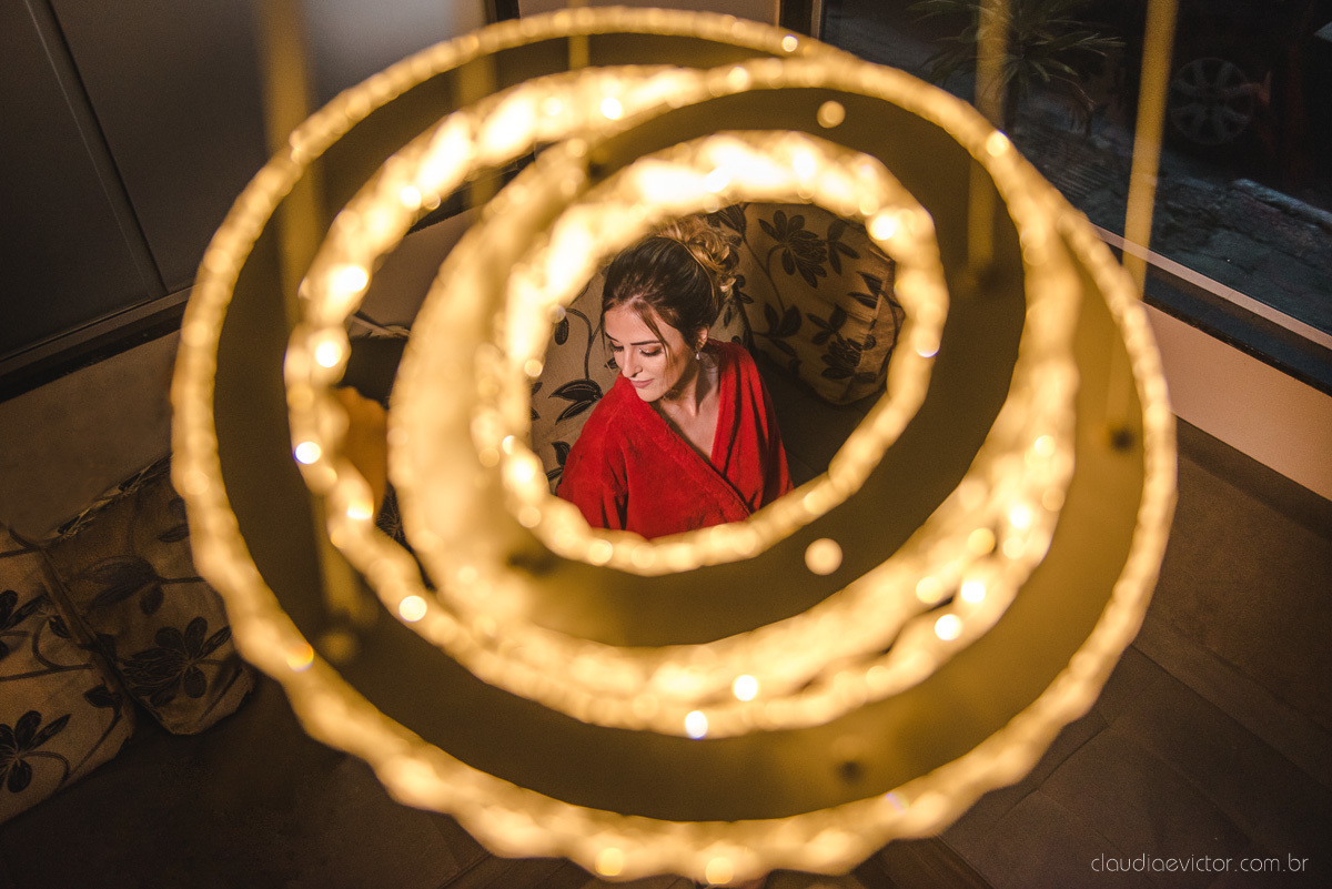 Lindo casamento realizado na chácara flora ao ar livre e no fim de tarde por fotógrafos de casamento vila velha fotógrafos de casamento vitória esp santo es com noivo noiva e fotos externas pos wedding em Pedra Azul nas cerejeiras da pousada Monte Verde