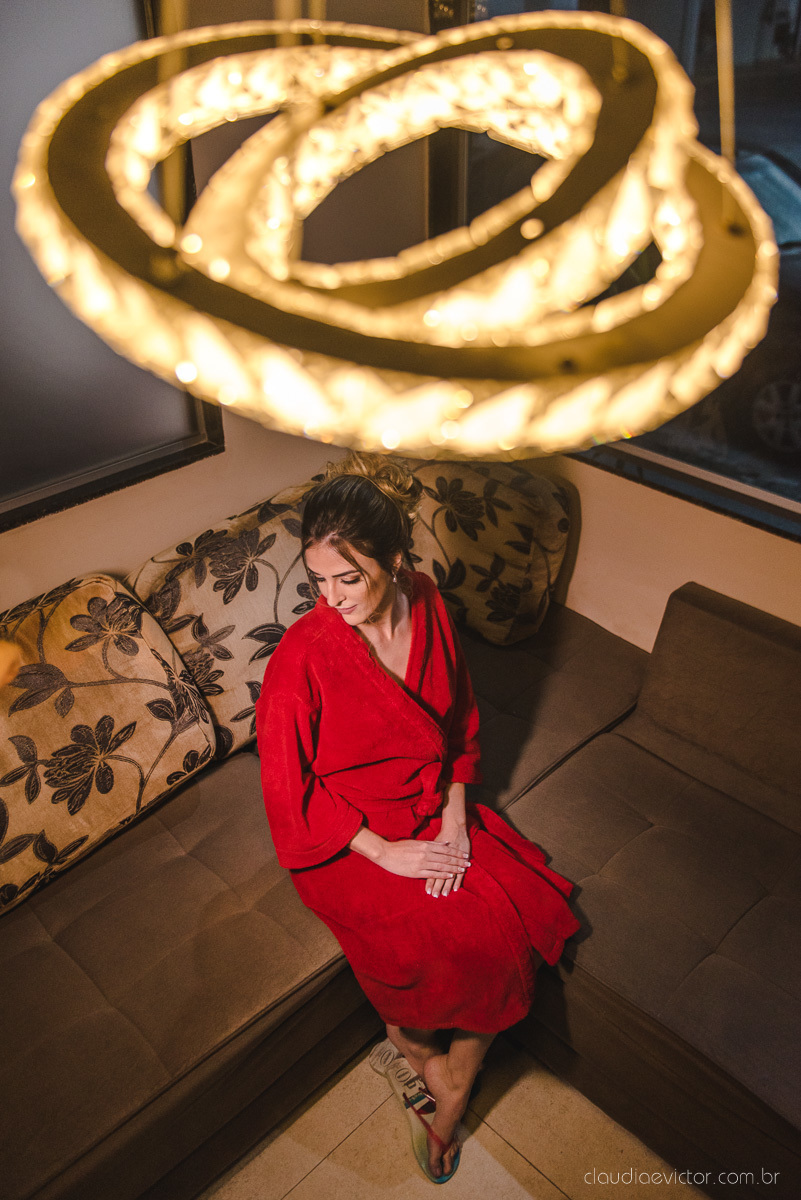 Lindo casamento realizado na chácara flora ao ar livre e no fim de tarde por fotógrafos de casamento vila velha fotógrafos de casamento vitória esp santo es com noivo noiva e fotos externas pos wedding em Pedra Azul nas cerejeiras da pousada Monte Verde