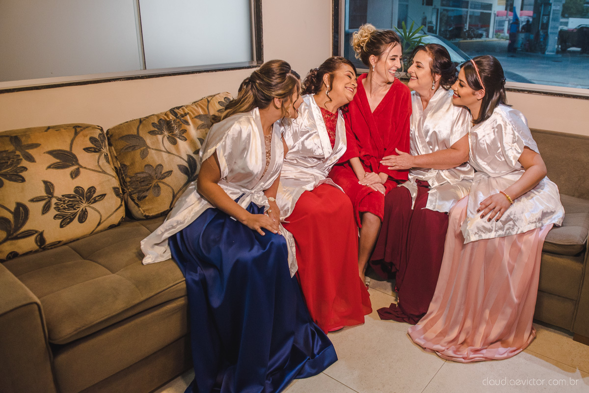Lindo casamento realizado na chácara flora ao ar livre e no fim de tarde por fotógrafos de casamento vila velha fotógrafos de casamento vitória esp santo es com noivo noiva e fotos externas pos wedding em Pedra Azul nas cerejeiras da pousada Monte Verde