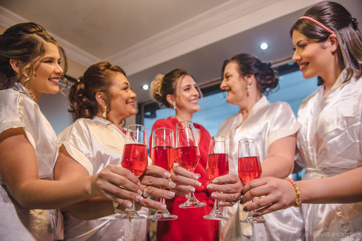 Lindo casamento realizado na chácara flora ao ar livre e no fim de tarde por fotógrafos de casamento vila velha fotógrafos de casamento vitória esp santo es com noivo noiva e fotos externas pos wedding em Pedra Azul nas cerejeiras da pousada Monte Verde