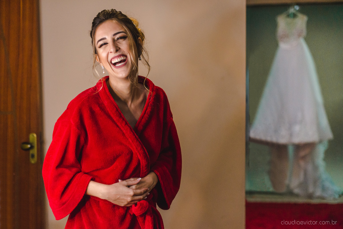 Lindo casamento realizado na chácara flora ao ar livre e no fim de tarde por fotógrafos de casamento vila velha fotógrafos de casamento vitória esp santo es com noivo noiva e fotos externas pos wedding em Pedra Azul nas cerejeiras da pousada Monte Verde