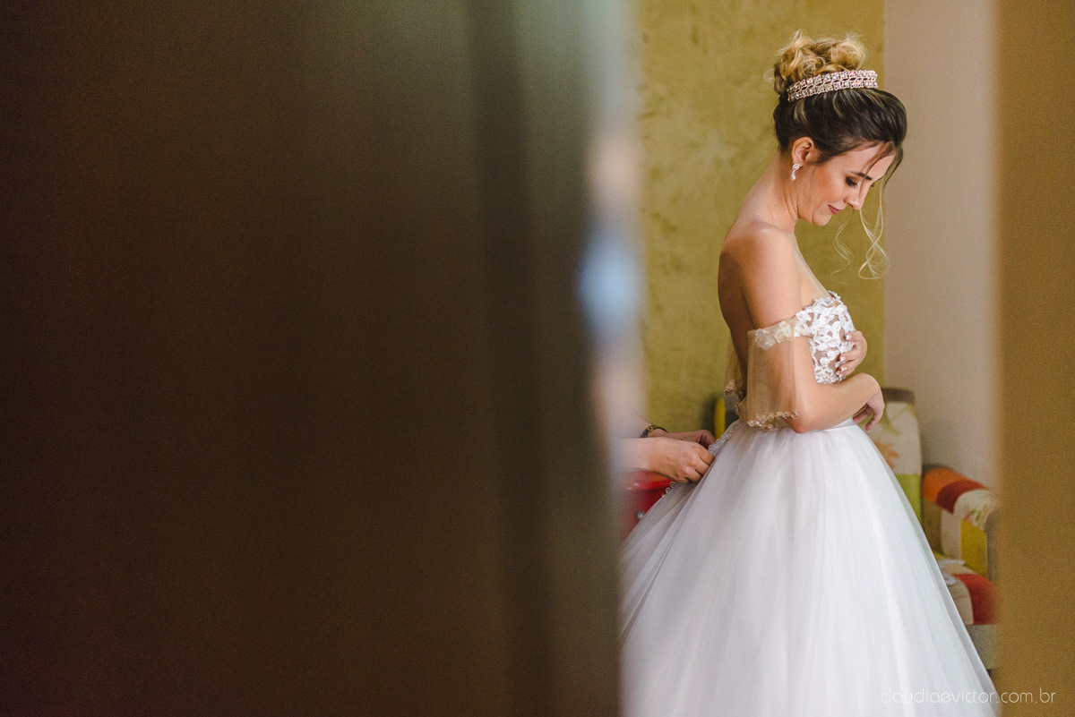 Lindo casamento realizado na chácara flora ao ar livre e no fim de tarde por fotógrafos de casamento vila velha fotógrafos de casamento vitória esp santo es com noivo noiva e fotos externas pos wedding em Pedra Azul nas cerejeiras da pousada Monte Verde