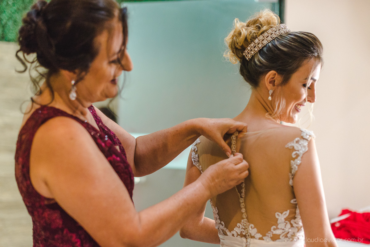 Lindo casamento realizado na chácara flora ao ar livre e no fim de tarde por fotógrafos de casamento vila velha fotógrafos de casamento vitória esp santo es com noivo noiva e fotos externas pos wedding em Pedra Azul nas cerejeiras da pousada Monte Verde