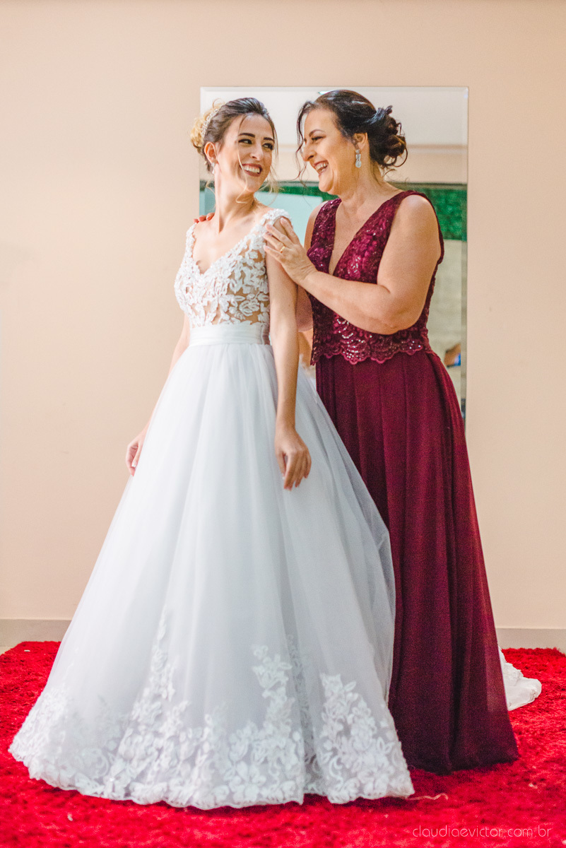 Lindo casamento realizado na chácara flora ao ar livre e no fim de tarde por fotógrafos de casamento vila velha fotógrafos de casamento vitória esp santo es com noivo noiva e fotos externas pos wedding em Pedra Azul nas cerejeiras da pousada Monte Verde