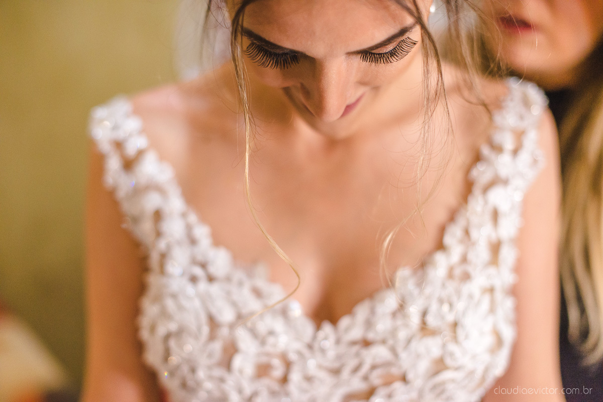 Lindo casamento realizado na chácara flora ao ar livre e no fim de tarde por fotógrafos de casamento vila velha fotógrafos de casamento vitória esp santo es com noivo noiva e fotos externas pos wedding em Pedra Azul nas cerejeiras da pousada Monte Verde
