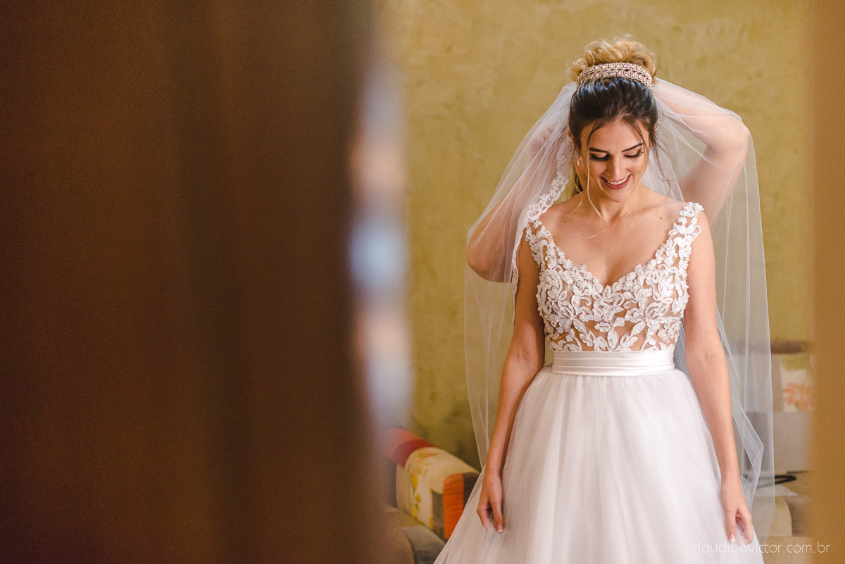 Lindo casamento realizado na chácara flora ao ar livre e no fim de tarde por fotógrafos de casamento vila velha fotógrafos de casamento vitória esp santo es com noivo noiva e fotos externas pos wedding em Pedra Azul nas cerejeiras da pousada Monte Verde