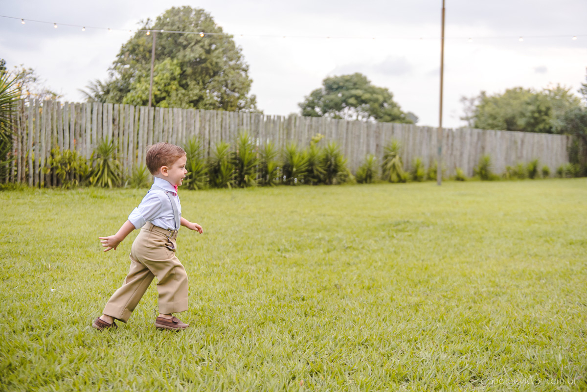 Lindo casamento realizado na chácara flora ao ar livre e no fim de tarde por fotógrafos de casamento vila velha fotógrafos de casamento vitória esp santo es com noivo noiva e fotos externas pos wedding em Pedra Azul nas cerejeiras da pousada Monte Verde