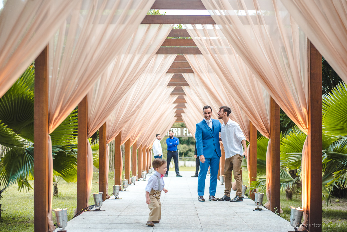 Lindo casamento realizado na chácara flora ao ar livre e no fim de tarde por fotógrafos de casamento vila velha fotógrafos de casamento vitória esp santo es com noivo noiva e fotos externas pos wedding em Pedra Azul nas cerejeiras da pousada Monte Verde