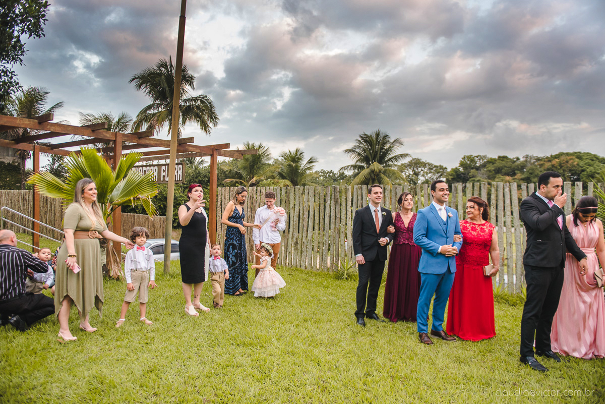 Lindo casamento realizado na chácara flora ao ar livre e no fim de tarde por fotógrafos de casamento vila velha fotógrafos de casamento vitória esp santo es com noivo noiva e fotos externas pos wedding em Pedra Azul nas cerejeiras da pousada Monte Verde