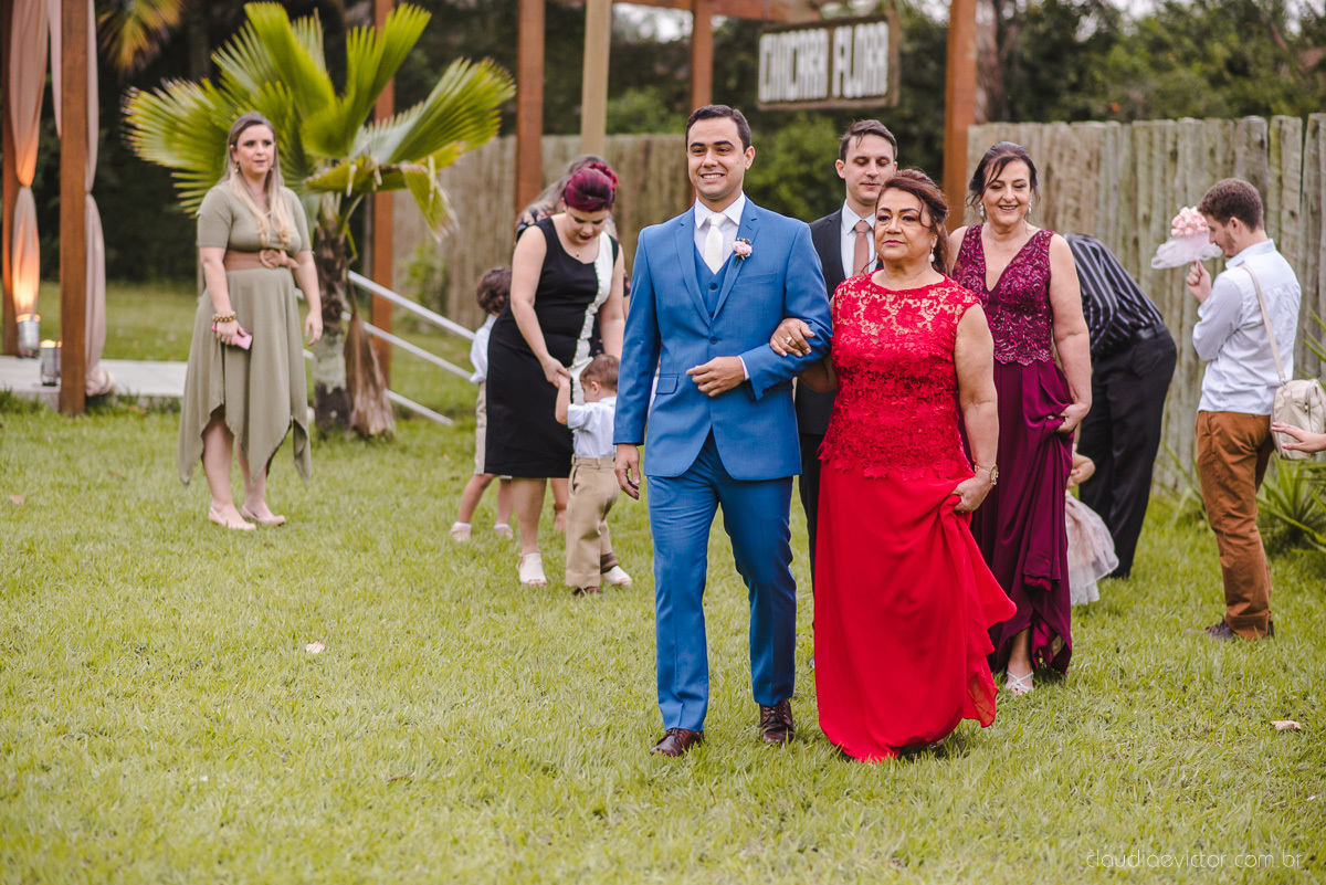 Lindo casamento realizado na chácara flora ao ar livre e no fim de tarde por fotógrafos de casamento vila velha fotógrafos de casamento vitória esp santo es com noivo noiva e fotos externas pos wedding em Pedra Azul nas cerejeiras da pousada Monte Verde