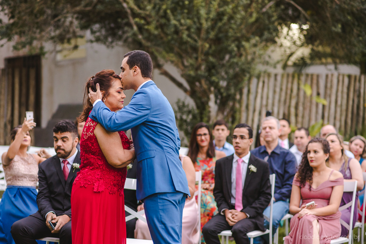 Lindo casamento realizado na chácara flora ao ar livre e no fim de tarde por fotógrafos de casamento vila velha fotógrafos de casamento vitória esp santo es com noivo noiva e fotos externas pos wedding em Pedra Azul nas cerejeiras da pousada Monte Verde