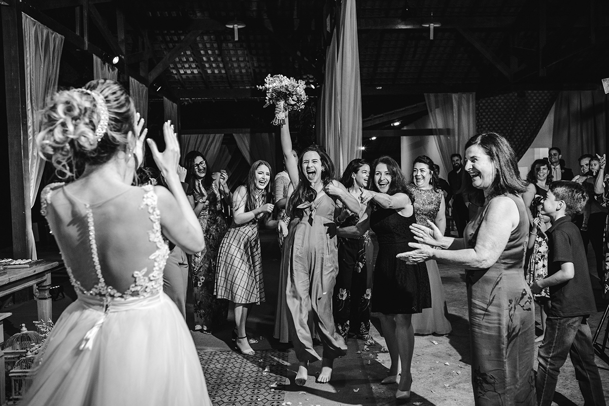Lindo casamento realizado na chácara flora ao ar livre e no fim de tarde por fotógrafos de casamento vila velha fotógrafos de casamento vitória esp santo es com noivo noiva e fotos externas pos wedding em Pedra Azul nas cerejeiras da pousada Monte Verde