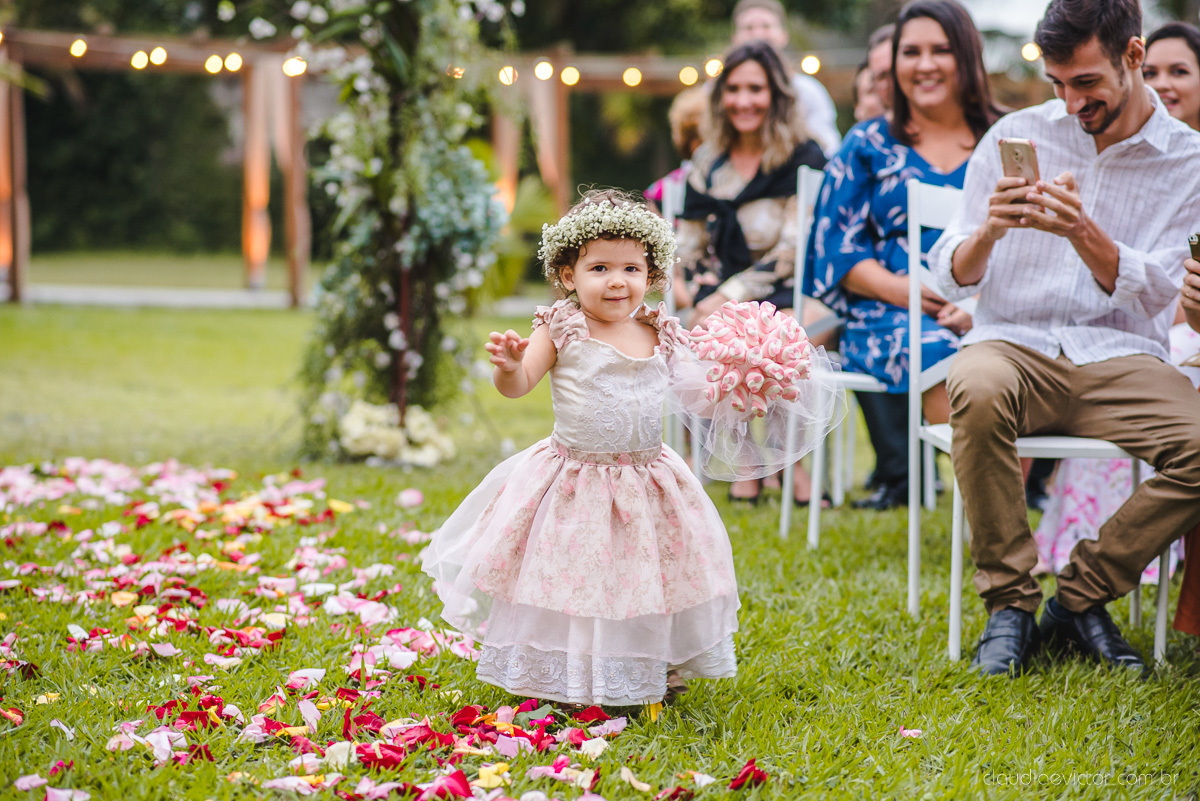 Lindo casamento realizado na chácara flora ao ar livre e no fim de tarde por fotógrafos de casamento vila velha fotógrafos de casamento vitória esp santo es com noivo noiva e fotos externas pos wedding em Pedra Azul nas cerejeiras da pousada Monte Verde