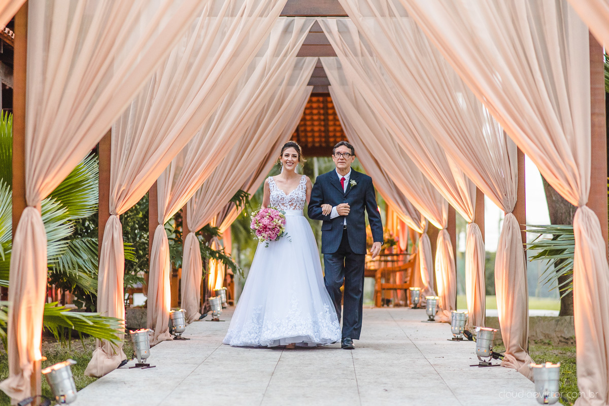 Lindo casamento realizado na chácara flora ao ar livre e no fim de tarde por fotógrafos de casamento vila velha fotógrafos de casamento vitória esp santo es com noivo noiva e fotos externas pos wedding em Pedra Azul nas cerejeiras da pousada Monte Verde