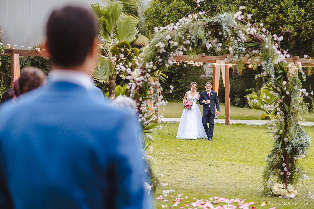Lindo casamento realizado na chácara flora ao ar livre e no fim de tarde por fotógrafos de casamento vila velha fotógrafos de casamento vitória esp santo es com noivo noiva e fotos externas pos wedding em Pedra Azul nas cerejeiras da pousada Monte Verde