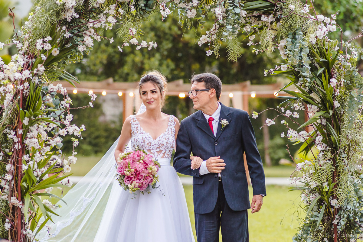 Lindo casamento realizado na chácara flora ao ar livre e no fim de tarde por fotógrafos de casamento vila velha fotógrafos de casamento vitória esp santo es com noivo noiva e fotos externas pos wedding em Pedra Azul nas cerejeiras da pousada Monte Verde